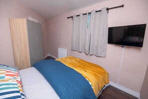 Room amenity - Modern Elegant and Spacious 3 Double Bedroom House (Manchester)