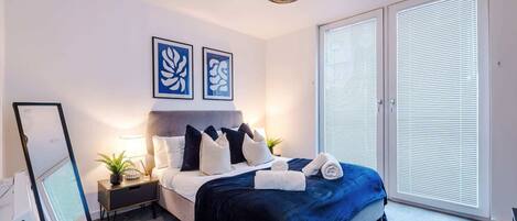 Iron/ironing board, Internet, bed sheets