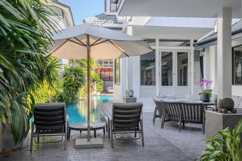 Thong Lo Private Pool Villa In Center Of Bangkok