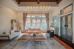 Living area - Thong Lo Private Pool Villa In Center Of Bangkok (bangkok)