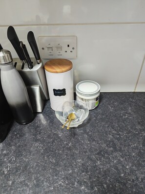 Shared Dormitory, 1 Bedroom, Smoking | Coffee and/or coffee maker - Room-cozy Private Guest Room in Central (Banbury)