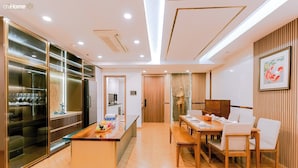 เพรสซิเดนเชียลวิลล่า, 3 ห้องนอน, ระเบียง, วิวเมือง | ร้านอาหาร