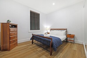 3 bedrooms, desk, iron/ironing board, free WiFi - The Driscoll on Fitzroy (East Tamworth)