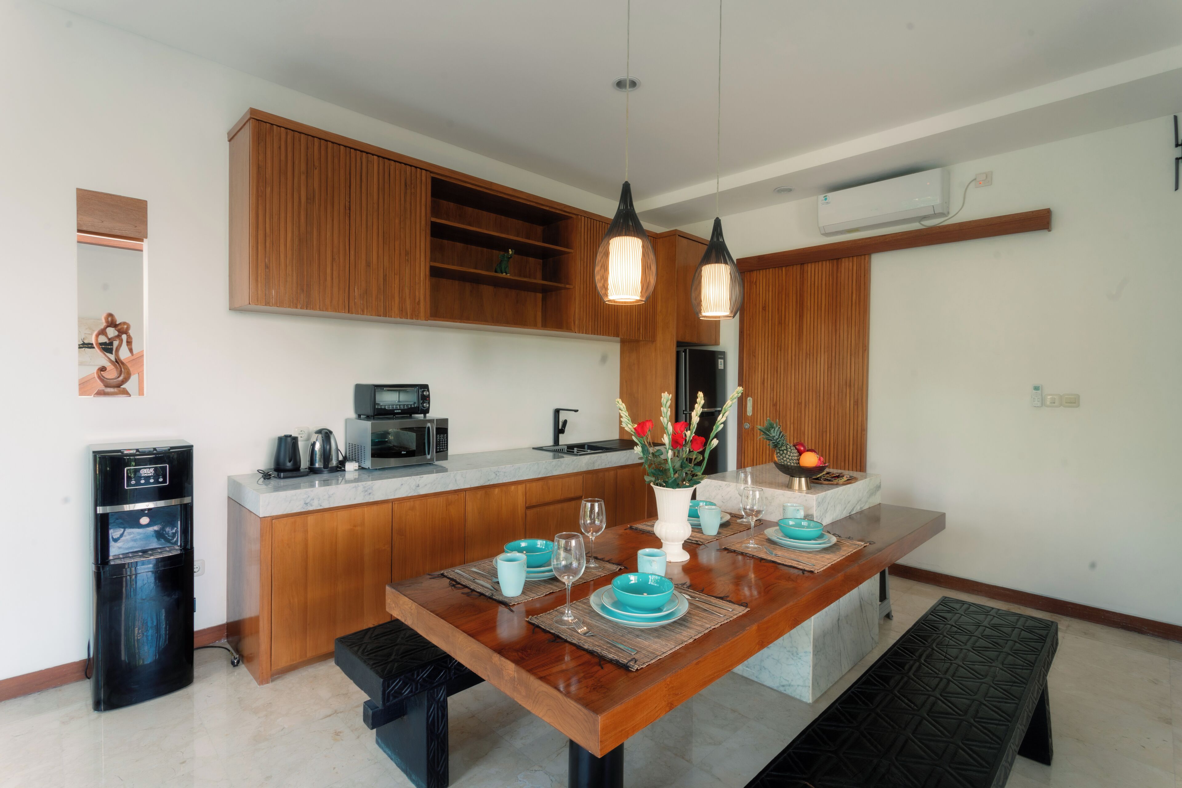 Frigorífico, microondas, horno y lavavajillas