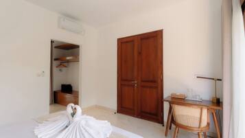 Escritorio, espacio para trabajar con laptop y wifi gratis