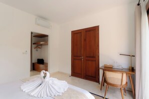 Desk, laptop workspace, free WiFi - Villa Sophie Ungasan (Ungasan)