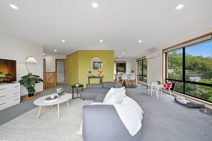 Una televisión, una mesa de tenis de mesa