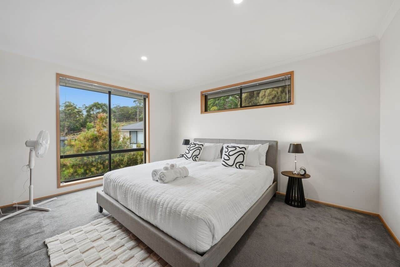 Tabla de planchar con plancha, wifi y ropa de cama 