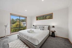 Tabla de planchar con plancha, wifi y ropa de cama 