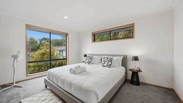 3 habitaciones, tabla de planchar con plancha, wifi y ropa de cama