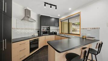 Jääkaappi, mikroaaltouuni, uuni, liesi