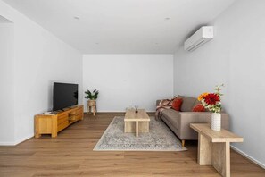 TV - Family-Friendly 3BR Home in Braybrook Near City (Braybrook)
