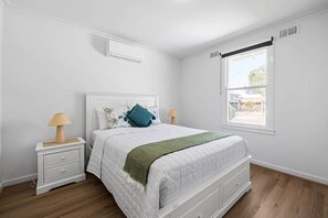 3 slaapkamers, een strijkplank/strijkijzer, wifi, beddengoed