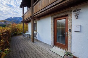 Outdoor dining - Vacation apartment Romana with 3 bedrooms in the vacation home Bayerisch Gmain (Bayerisch Gmain)