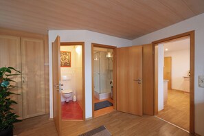 Shower, hair dryer, towels - Vacation apartment Romana with 3 bedrooms in the vacation home Bayerisch Gmain (Bayerisch Gmain)