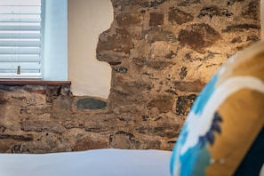 Tabla de planchar con plancha, wifi, ropa de cama