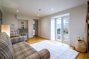 Iron/ironing board, WiFi, bed sheets - Wreay Lodge -  Spactious House with Garden and Lake Views (Watermillock)