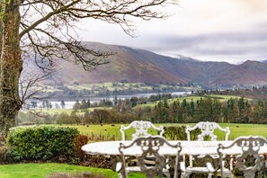Outdoor dining - Wreay Lodge -  Spactious House with Garden and Lake Views (Watermillock)