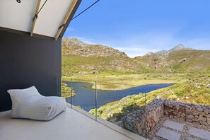 A modern room with a view of a lake and mountains. - Nowhere Els (Rooiels)