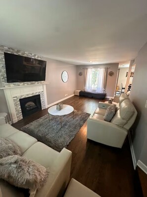 Smart TV, fireplace - 3-bedroom house in delightful Aurora with cool AC and comfort (Aurora)