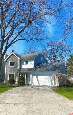 Exterior - 3-bedroom house in delightful Aurora with cool AC and comfort (Aurora)