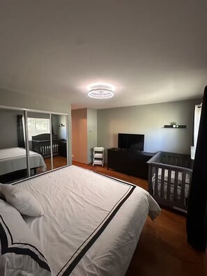 3 bedrooms, desk, iron/ironing board, WiFi - 3-bedroom house in delightful Aurora with cool AC and comfort (Aurora)