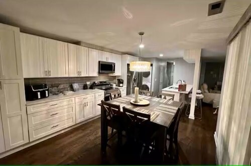 3-bedroom house in delightful Aurora with cool AC and comfort
