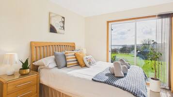 2 bedrooms, desk, iron/ironing board, Internet