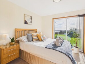 Desk, iron/ironing board, Internet, bed sheets - Sea View Retreat with Balcony & Jacuzzi | Flushing (Falmouth)