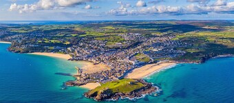 Sea View Retreat with Balcony & Jacuzzi | Flushing