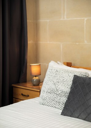 Apartament, vistes a la ciutat | Cortines opaques, planxa i posts de planxar i wifi gratuïta 