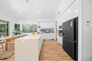 Fridge, microwave, oven, stovetop - Casa al Mare - Bribie Island 5BD Retreat (Bribie Island Region)