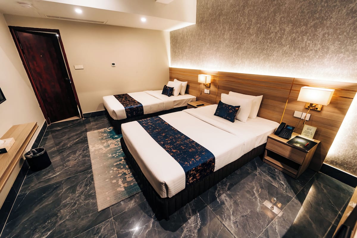 Habitación Deluxe con 2 camas individuales, vistas a la ciudad | Escritorio, espacio para trabajar con un portátil, wifi gratis