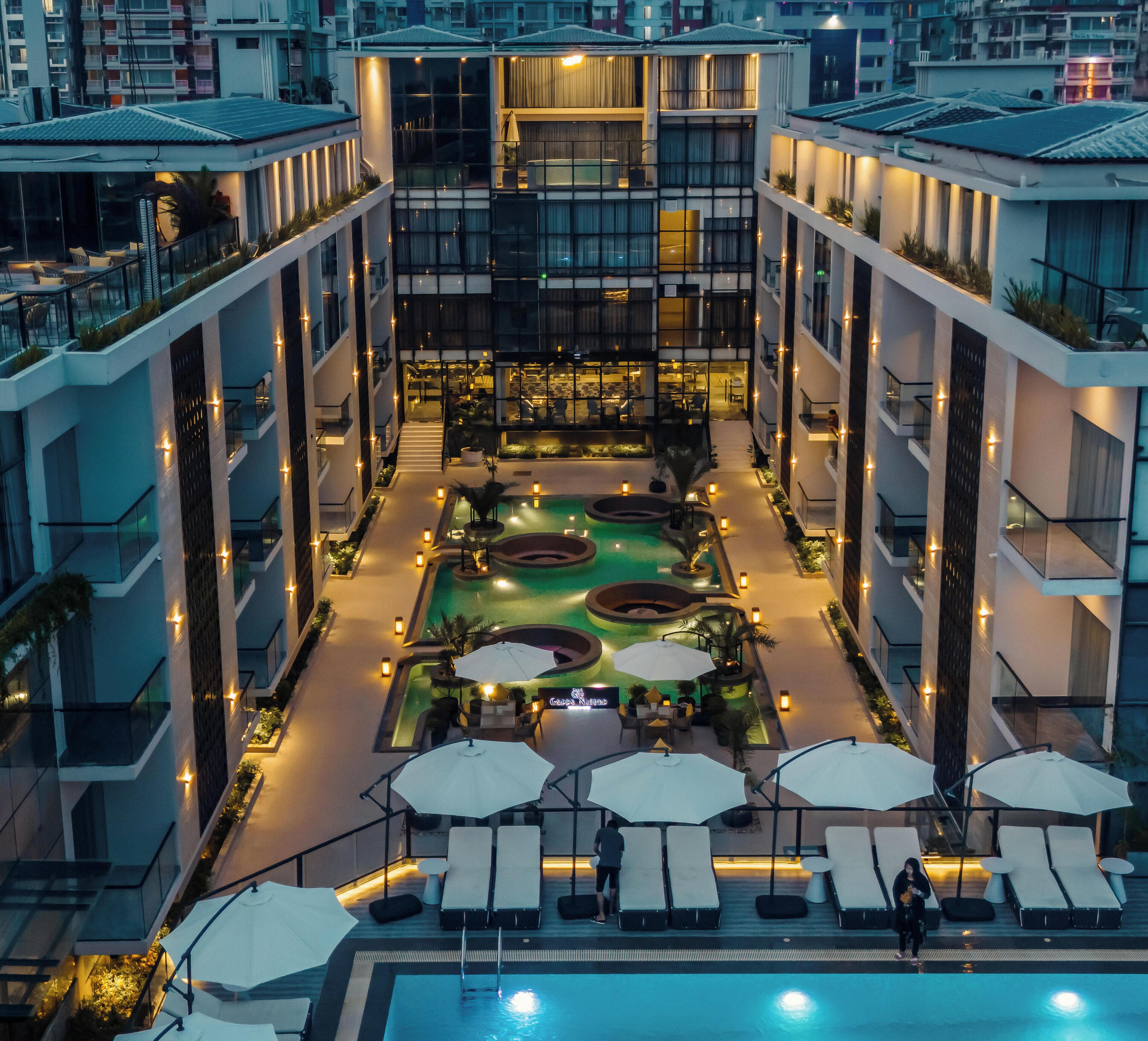 Una piscina al aire libre