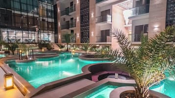 Hồ bơi ngoài trời