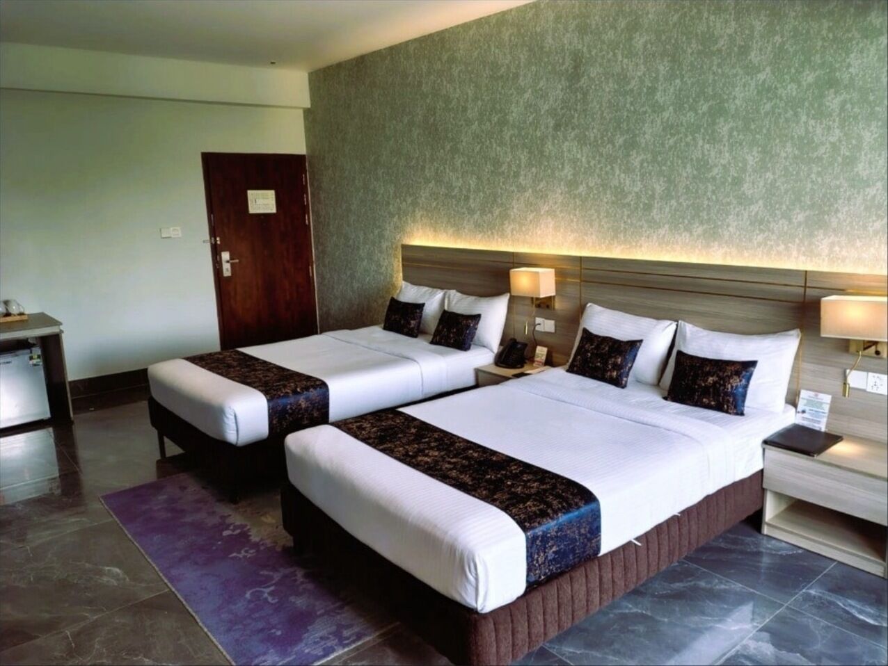 Habitación cuádruple Deluxe, vistas a la ciudad | Escritorio, espacio para trabajar con un portátil, wifi gratis