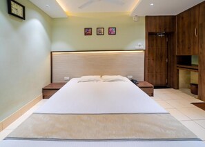 Deluxe Double Room, Balcony, City View | Desk
