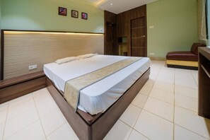 Deluxe Double Room - Hotel Dolphin Puri (Puri)