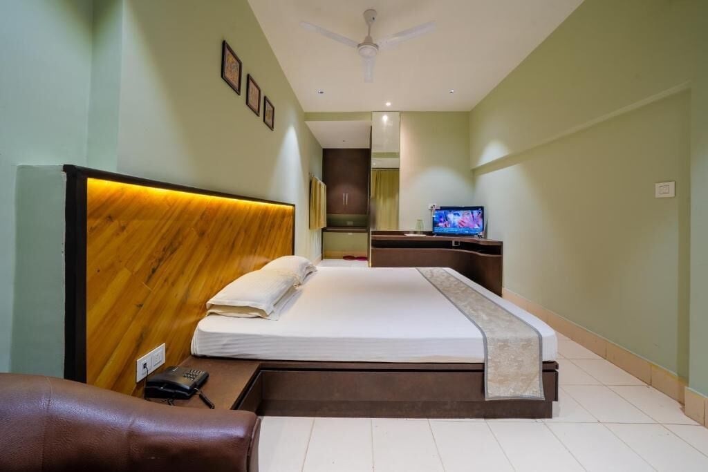Deluxe Double Room | Desk