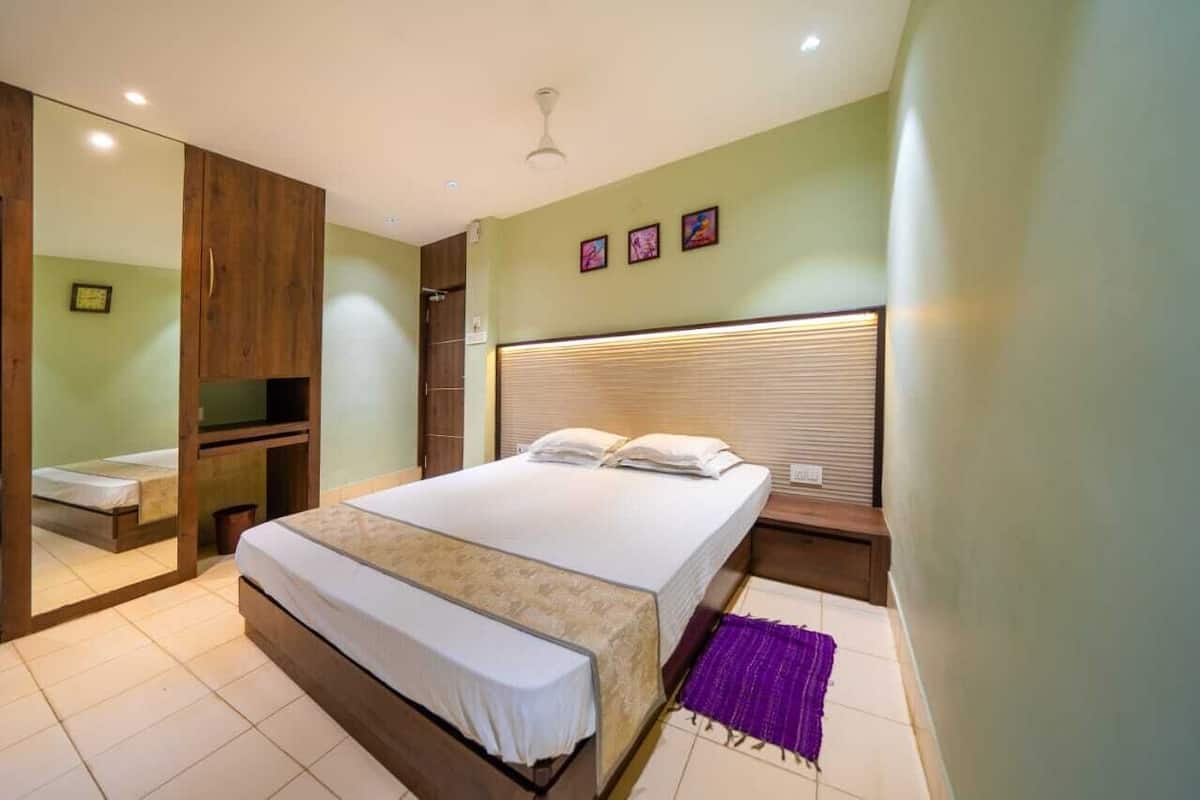 Deluxe Double Room, Balcony, City View | Desk