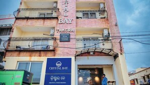 Monikerroksinen rakennus, jossa on parvekkeita ja kyltti, jossa lukee ”Crystal Bay”.