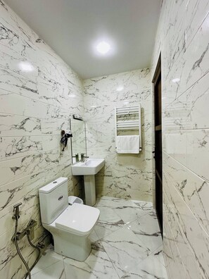 Phòng 4 dành cho gia đình, ban công, quang cảnh thành phố | Phòng tắm | Buồng tắm vòi sen, máy sấy tóc, khăn tắm, xà phòng 