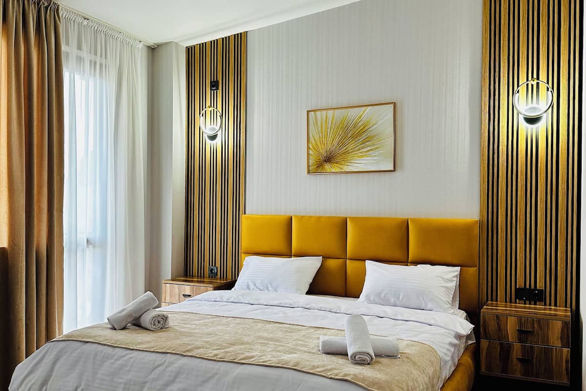 Phòng đôi Deluxe, ban công, quang cảnh sân vườn | Bàn, truy cập Internet không dây miễn phí