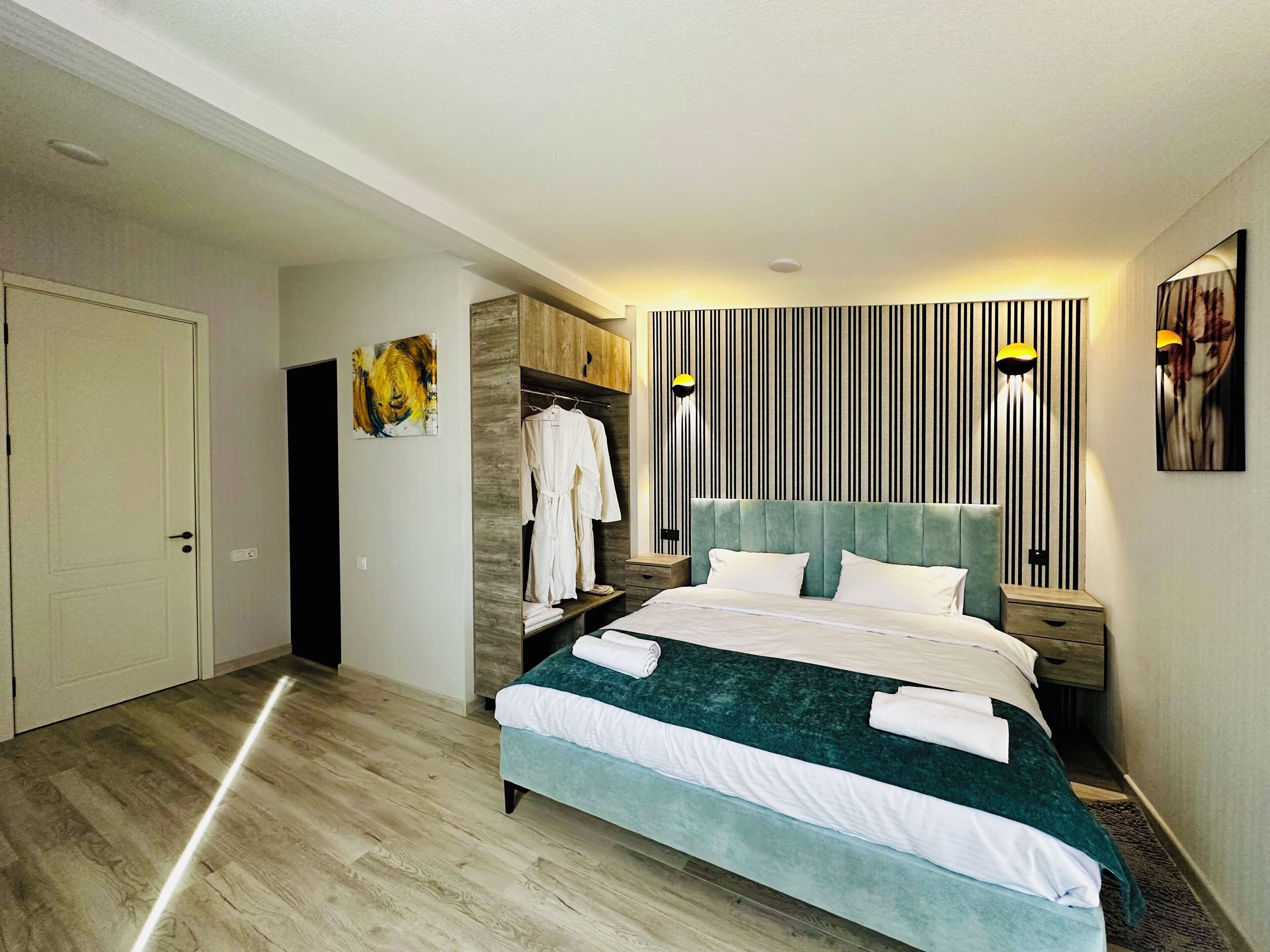 Phòng 4 dành cho gia đình, ban công, quang cảnh thành phố | Bàn, truy cập Internet không dây miễn phí 