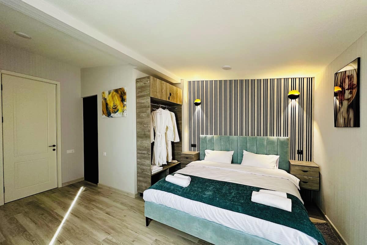 Ein modernes Schlafzimmer mit Bett, Kleiderschrank und Nachttisch.