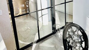 Un intérieur moderne avec une porte vitrée donnant sur un espace repas.