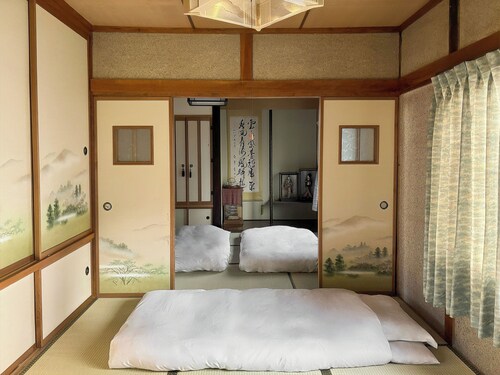 A Japanese-style villa with a Showa aesthetic in Otaru, Hokkaido. The retro townscape and traditional Japanese-style rooms are in harmony, and the Otaru Canal is only a 5-minute walk away. Experience a stay in a port town atmosphere at its best.
