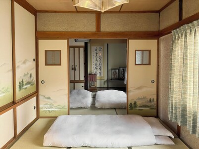 A Japanese-style villa with a Showa aesthetic in Otaru, Hokkaido. The retro townscape and traditional Japanese-style rooms are in harmony, and the Otaru Canal is only a 5-minute walk away. Experience a stay in a port town atmosphere at its best.