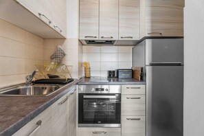 Ovn, kokeplater, kaffetrakter/tekoker og vannkoker