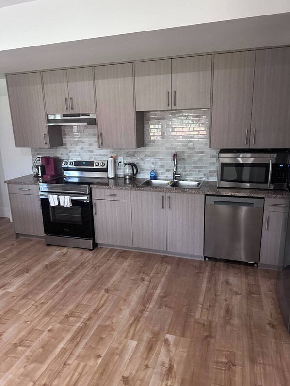 Réfrigérateur, micro-ondes, plaque de cuisson, lave-vaisselle